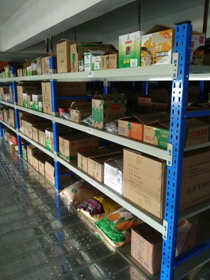 食品倉(cāng)庫(kù)層板貨架安裝完畢